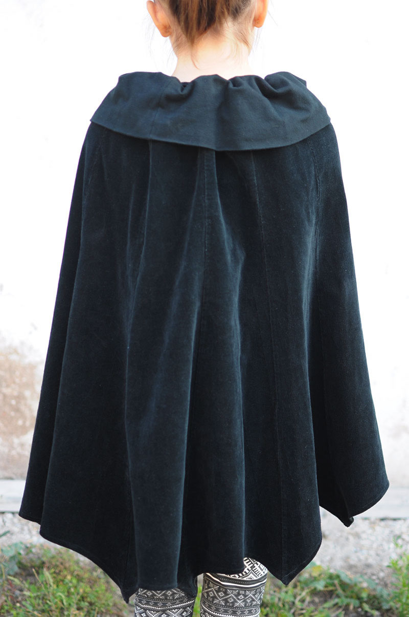 Ladulsatina - Halloween refashion 2015: transforming skirt bat wings cloak - Back closed