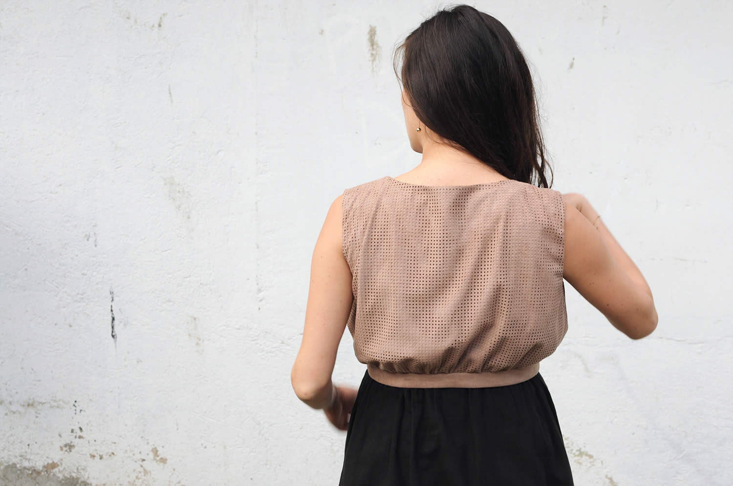 Ladulsatina Sewing Blog - Aestiva sleeveless short vest by Wearologie in laser-cut alcantara and silk - back