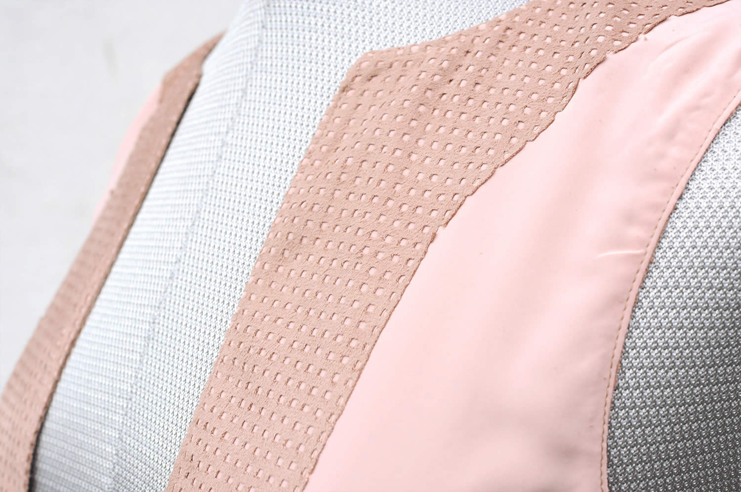 Ladulsatina Sewing Blog - Aestiva sleeveless short vest by Wearologie in laser-cut alcantara and silk - inside details