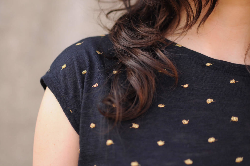 Ladulsatina blog di cucito e moda DIY - top in jersey di lana nero con decorazioni a pois in filo dorato - dettagli fronte