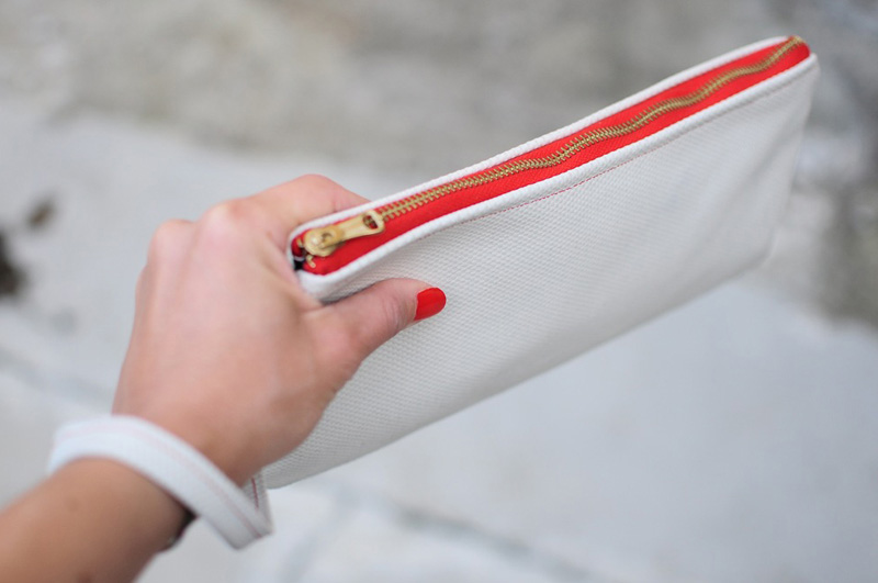 White and red pochette with printed fabric lining