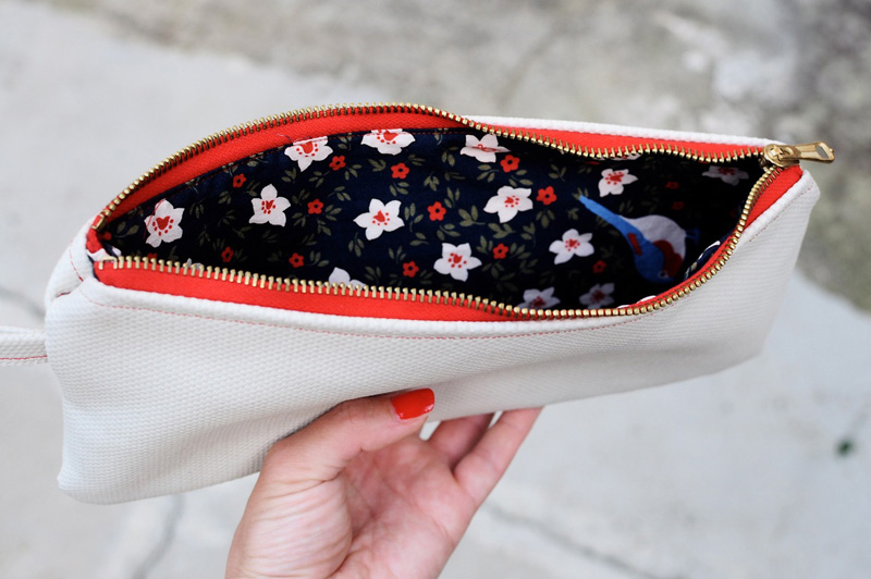 White and red pochette with printed fabric lining