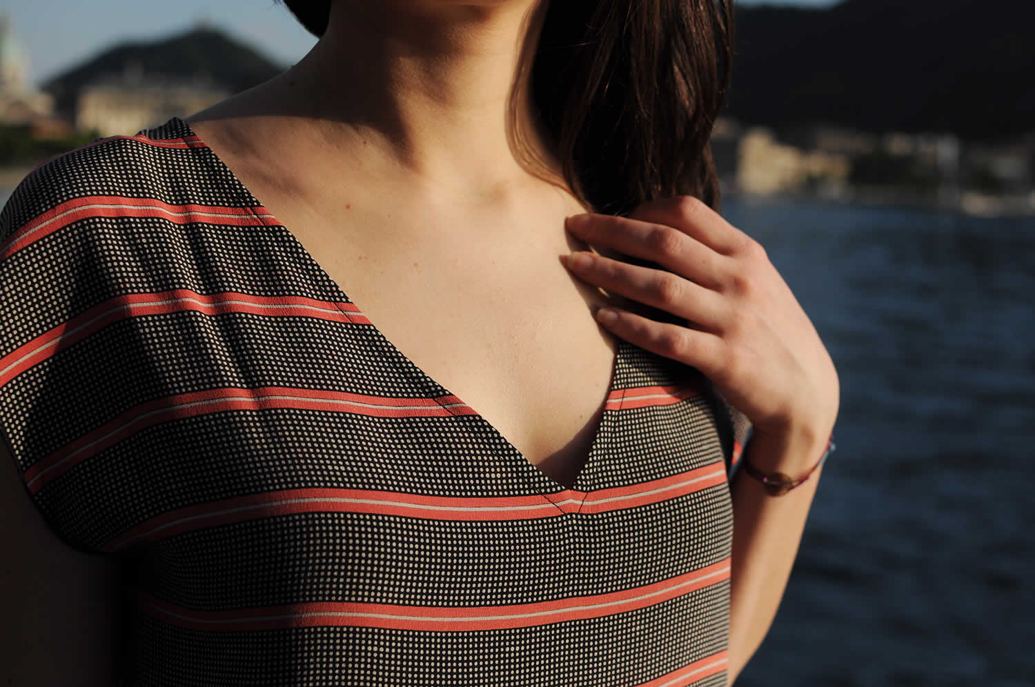 Ladulsatina sewing blog - Blog di cucito | blouse in vintage fabric - neckline detail