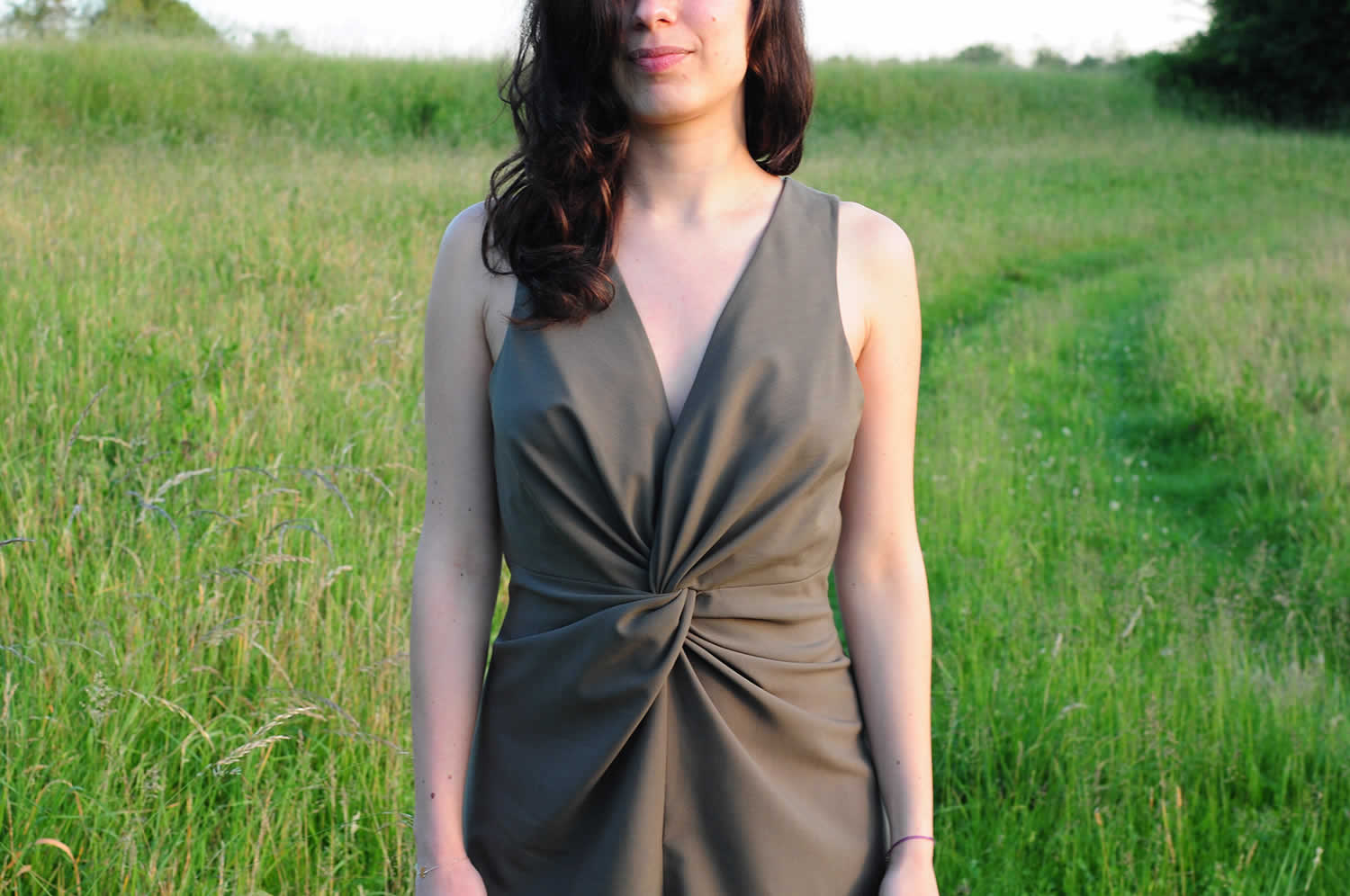 ladulsatina Sewing and DIY fashion blog: leather jacket and playsuit - army green playsuit with central draping - detail