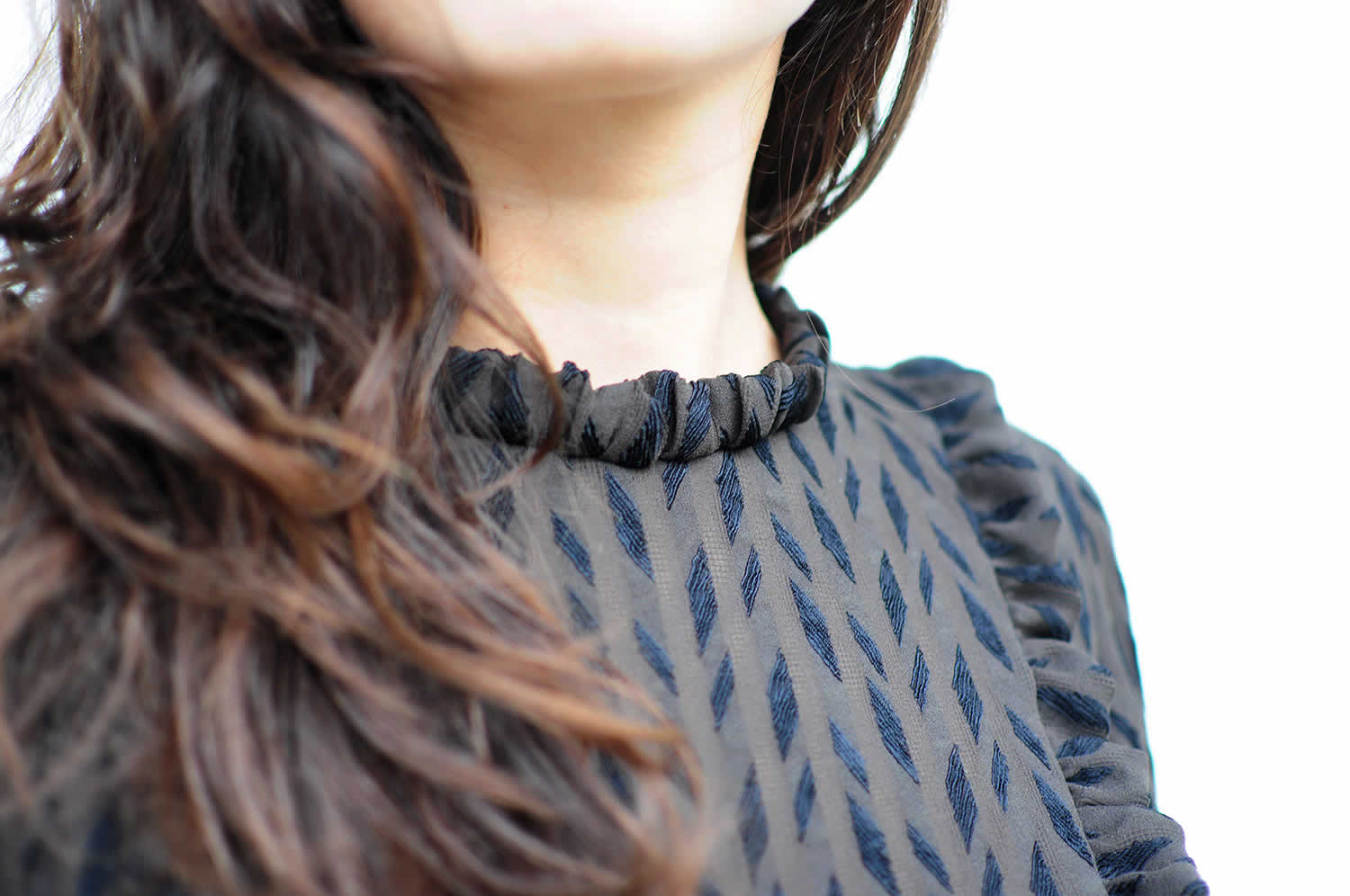 Ladulsatina - Sewing blog - Blog di cucito - Jolanda blusa by Atelier Vicolo n 6 in silk viscose blend - Front neckline details
