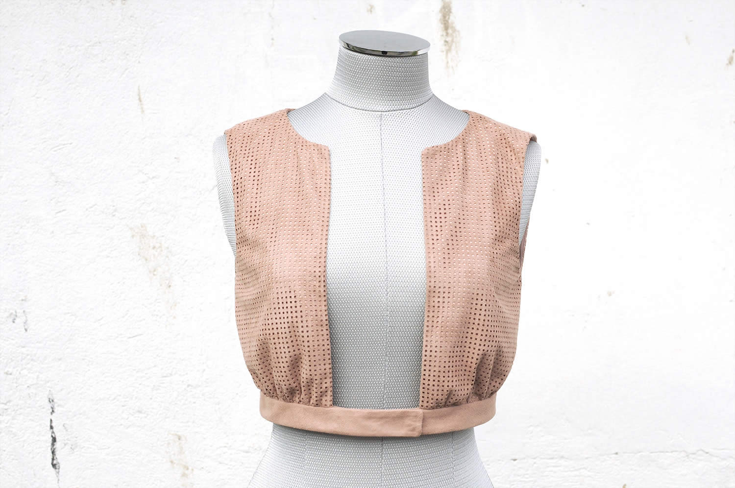 Ladulsatina Sewing Blog - Aestiva sleeveless short vest by Wearologie in laser-cut alcantara and silk - front dress-form
