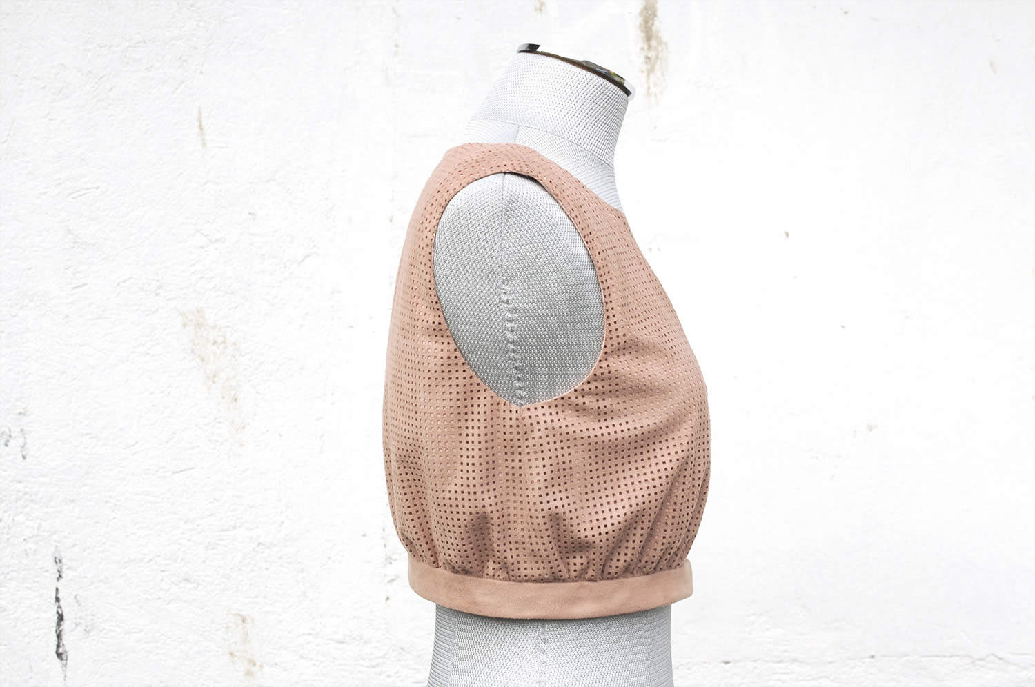 Ladulsatina Sewing Blog - Aestiva sleeveless short vest by Wearologie in laser-cut alcantara and silk - side dress-form