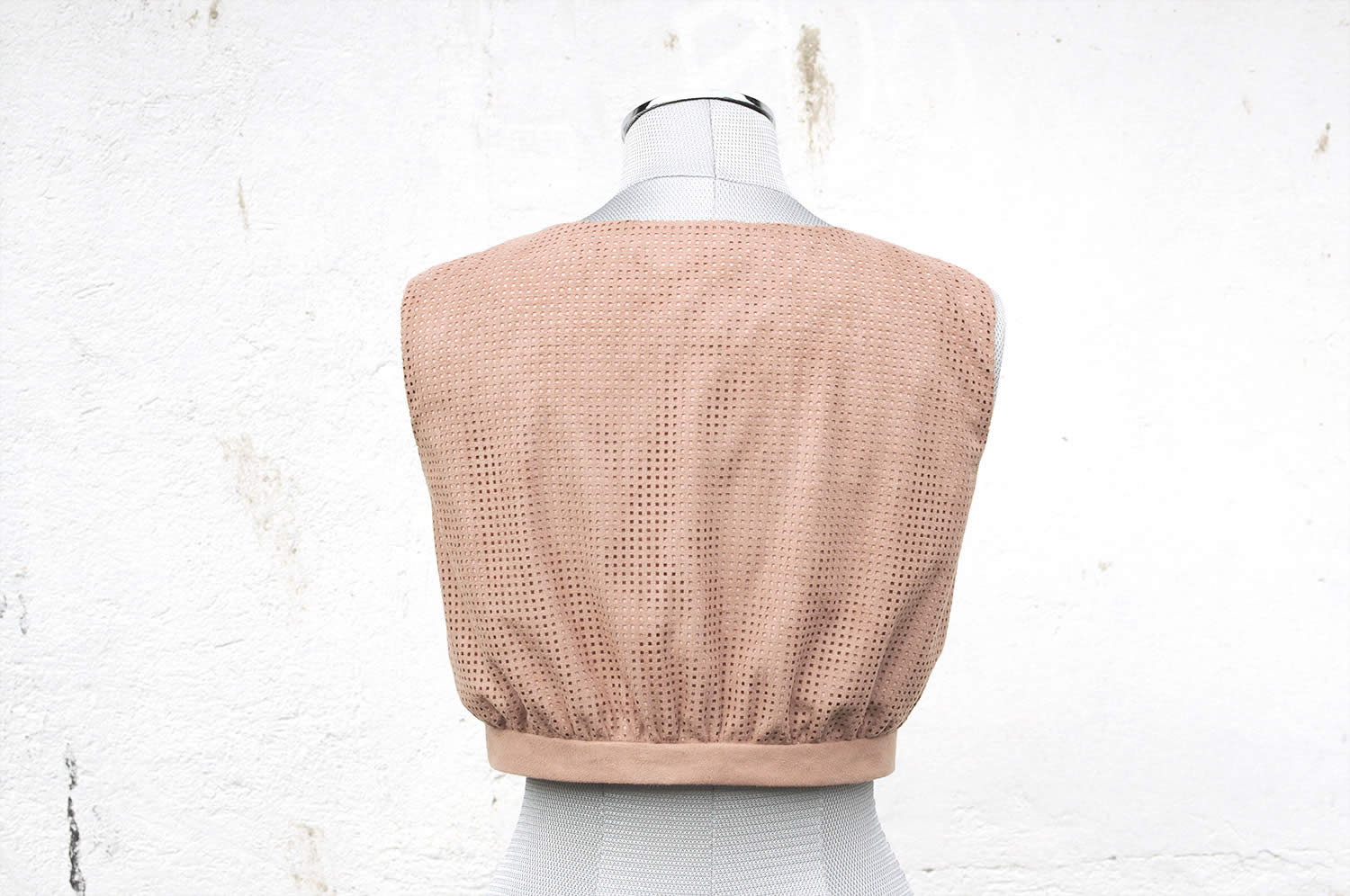 Ladulsatina Sewing Blog - Aestiva sleeveless short vest by Wearologie in laser-cut alcantara and silk - back dress-form