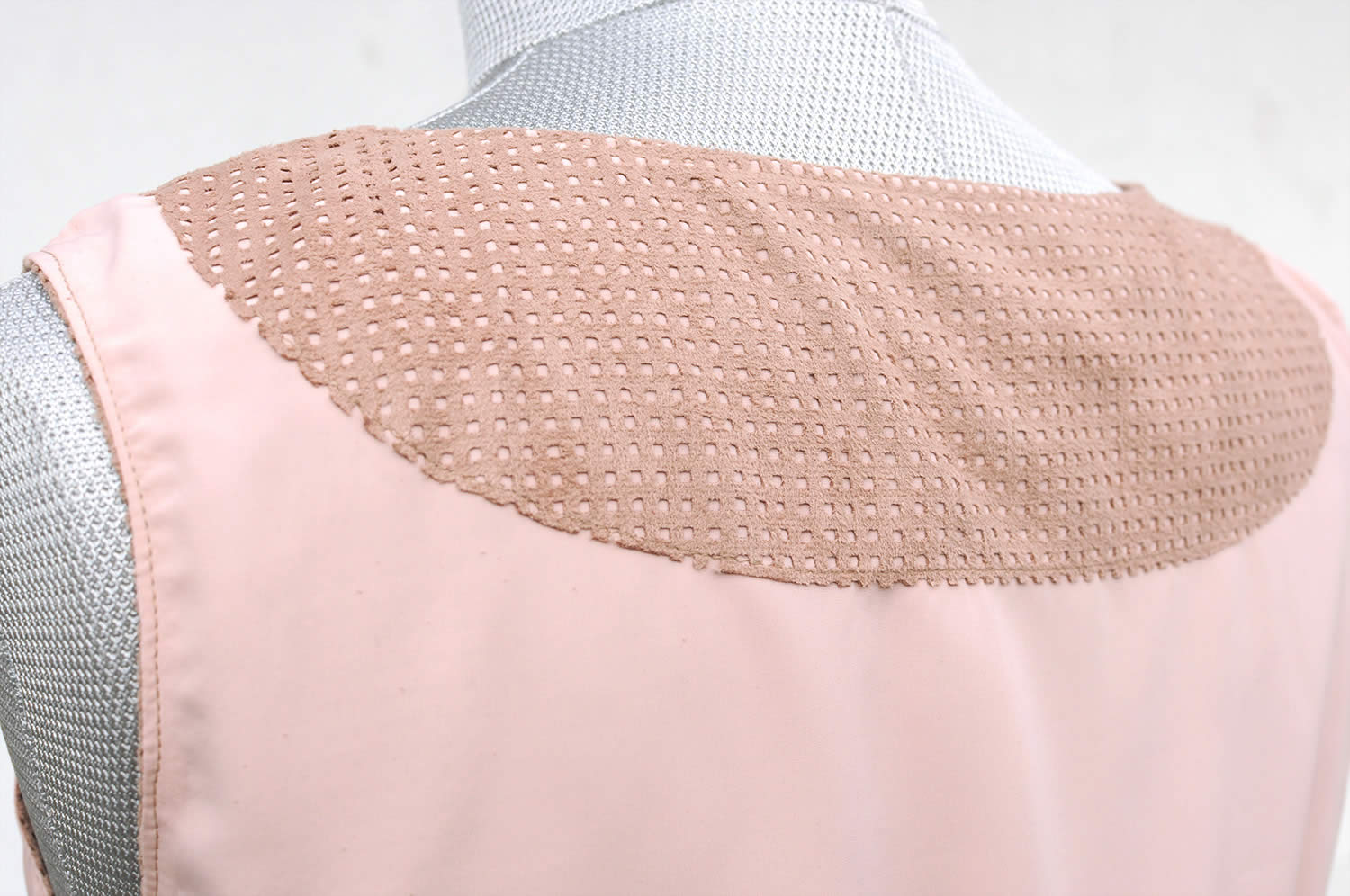 Ladulsatina Sewing Blog - Aestiva sleeveless short vest by Wearologie in laser-cut alcantara and silk - inside details back