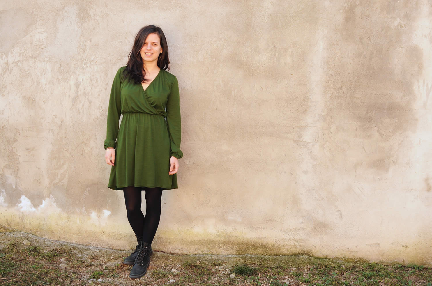 Ladulsatina sewing and DIY fashion blog - Orchid Midi dress no-midi in forest green wool jersey - Front
