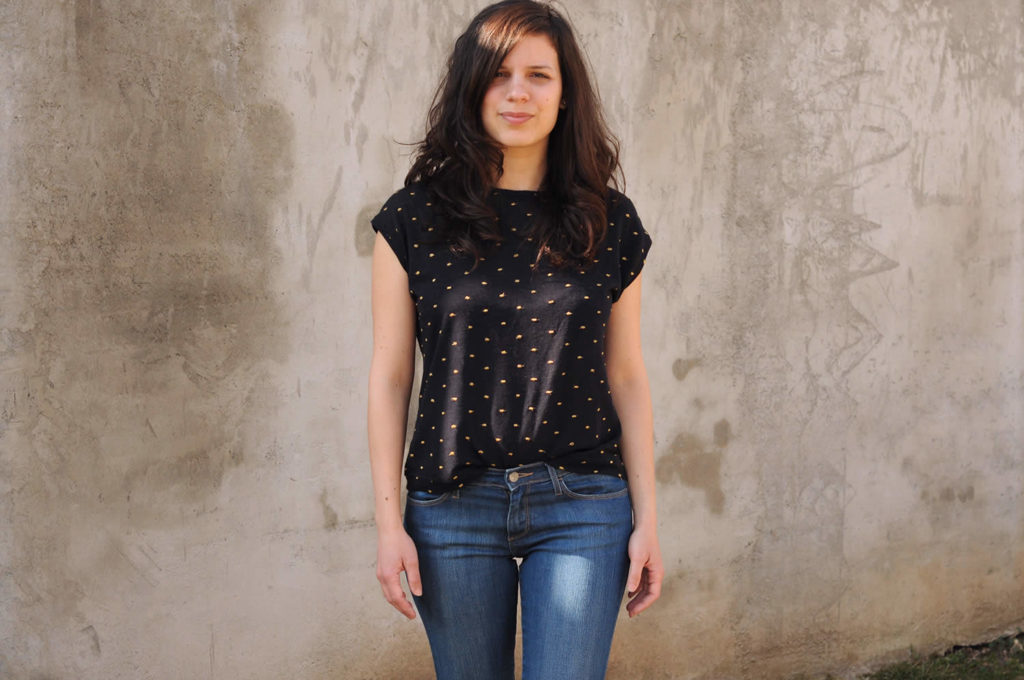Ladulsatina sewing blog - Top in black and gold wool jersey - self drafted - front